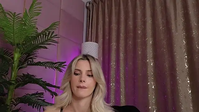 Snapshot of Elliblue chatting on October 18, 12:57 am Elliblue online show from October 18, 12:57 am