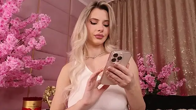 Snapshot of Elliblue chatting on December 1, 9:20 pm Elliblue online show from December 1, 9:20 pm