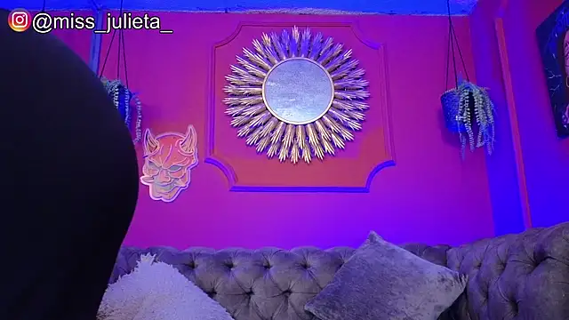 Snapshot of Julieta_Russell chatting on May 18, 11:38 am Julieta Russell online show from May 18, 11:38 am