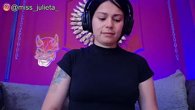 Snapshot of Julieta_Russell chatting on May 19, 12:11 pm Julieta Russell online show from May 19, 12:11 pm