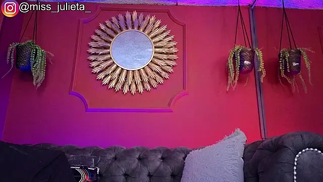 Snapshot of Julieta_Russell chatting on June 4, 12:00 pm Julieta Russell online show from June 4, 12:00 pm