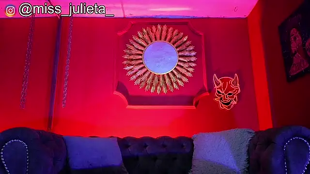 Snapshot of Julieta_Russell chatting on July 9, 11:47 am Julieta Russell online show from July 9, 11:47 am