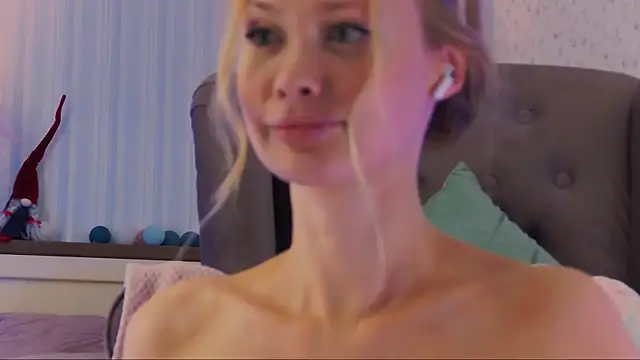 Snapshot of laracroftt1 chatting on March 17, 11:54 pm laracroftt1 online show from March 17, 11:54 pm