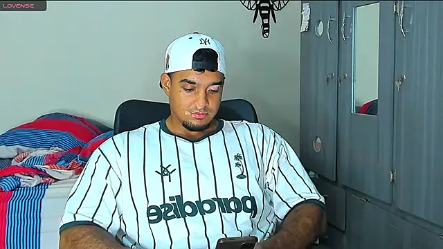 Snapshot of Big_furry_bear13 chatting on December 29, 4:05 am Big furry bear13 online show from December 29, 4:05 am