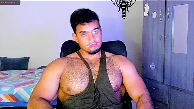 Snapshot of Big_furry_bear13 chatting on January 24, 9:17 am Big furry bear13 online show from January 24, 9:17 am