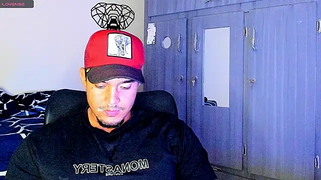 Snapshot of Big_furry_bear13 chatting on February 1, 9:43 am Big furry bear13 online show from February 1, 9:43 am