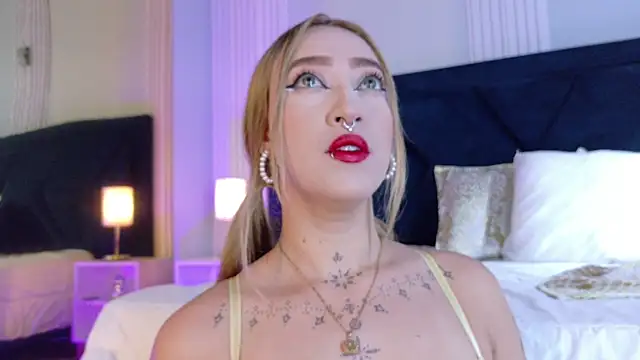 Snapshot of MollyCruz chatting on November 18, 11:25 am MollyCruz online show from November 18, 11:25 am