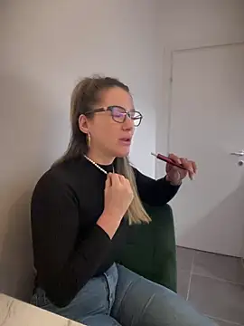 Snapshot of HotXMom chatting on January 4, 4:23 am HotXMom online show from January 4, 4:23 am