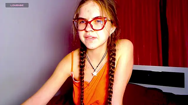 Sarah HS online show from December 3, 3:44 pm