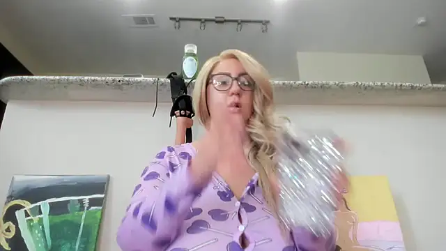 Snapshot of Paisleehaze chatting on October 2, 6:48 pm Paisleehaze online show from October 2, 6:48 pm