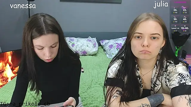 Snapshot of doll_lol_ chatting on December 5, 8:22 pm doll lol online show from December 5, 8:22 pm