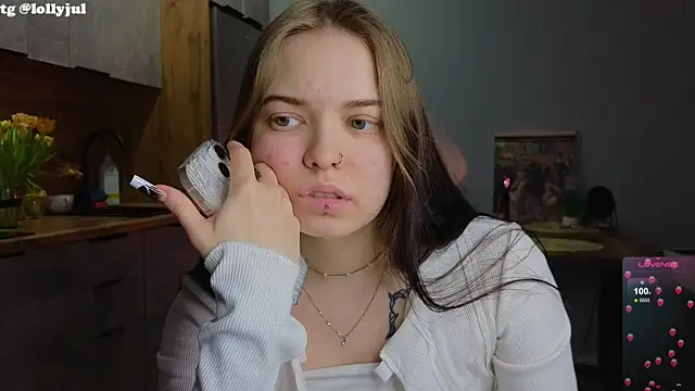 Snapshot of doll_lol_ chatting on March 14, 4:21 am doll lol online show from March 14, 4:21 am