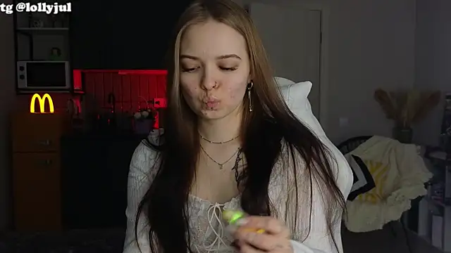 Snapshot of doll_lol_ chatting on October 15, 6:08 pm doll lol online show from October 15, 6:08 pm