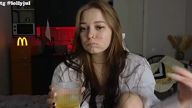 Snapshot of doll_lol_ chatting on October 22, 5:45 pm doll lol online show from October 22, 5:45 pm