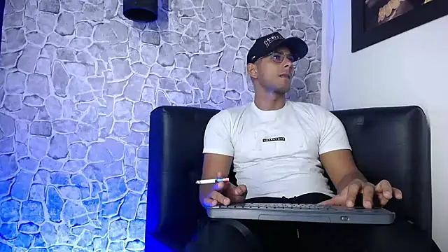 Snapshot of Chris_Dick23 chatting on July 27, 1:29 pm Chris Dick23 online show from July 27, 1:29 pm