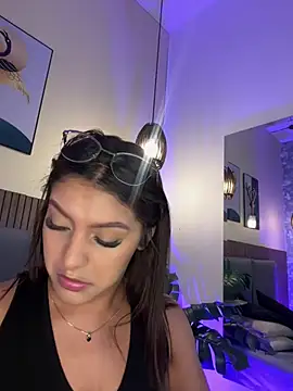 Snapshot of NicolleeEvanss chatting on June 29, 10:48 am NicolleeEvanss online show from June 29, 10:48 am