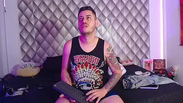 Snapshot of CoupleSwingerLatin chatting on March 22, 4:05 am CoupleSwingerLatin online show from March 22, 4:05 am