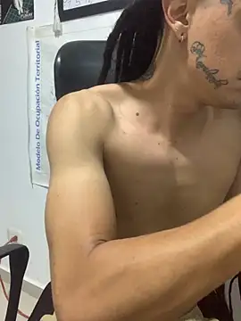 Snapshot of JovenDesobediente chatting on November 17, 5:35 am JovenDesobediente online show from November 17, 5:35 am