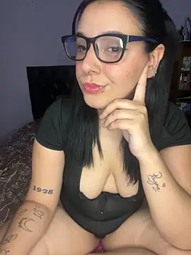 Snapshot of agoosvokk chatting on November 22, 11:26 pm agoosvokk online show from November 22, 11:26 pm