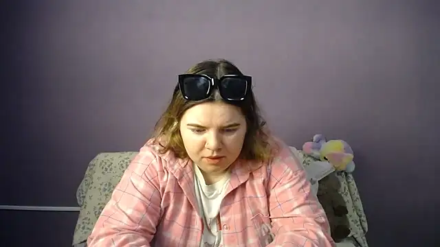 Snapshot of so_shy chatting on June 1, 6:15 am so shy online show from June 1, 6:15 am