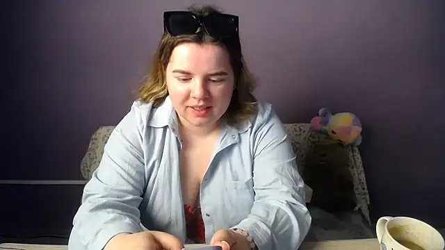 Snapshot of so_shy chatting on June 5, 6:52 am so shy online show from June 5, 6:52 am