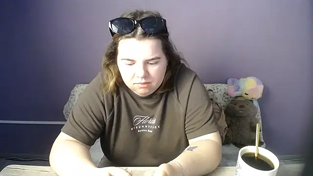 Snapshot of so_shy chatting on June 8, 6:25 am so shy online show from June 8, 6:25 am