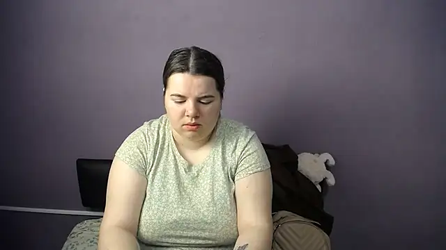 Snapshot of so_shy chatting on June 12, 6:45 am so shy online show from June 12, 6:45 am