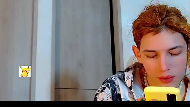 Snapshot of honey_skin chatting on February 4, 2:43 pm honey skin online show from February 4, 2:43 pm