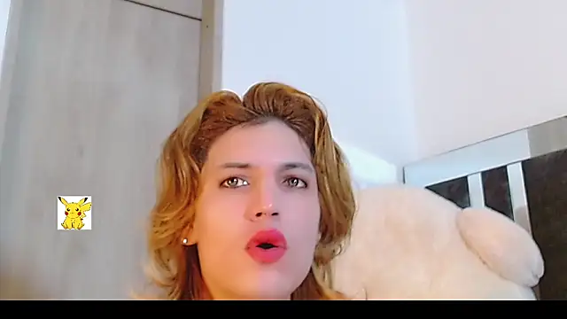 Snapshot of honey_skin chatting on February 9, 3:01 pm honey skin online show from February 9, 3:01 pm