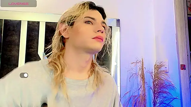 Snapshot of honey_skin chatting on November 9, 1:15 am honey skin online show from November 9, 1:15 am