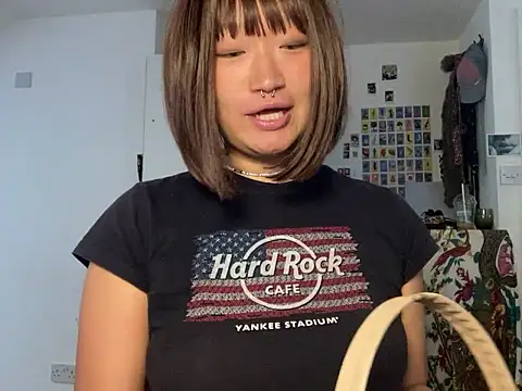 Snapshot of xxxYUKARIxxx chatting on May 10, 2:44 pm xxxYUKARIxxx online show from May 10, 2:44 pm
