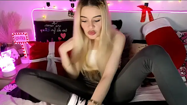 nicollewetpussy online show from December 18, 11:00 pm