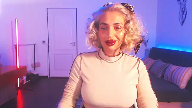 Snapshot of beauty_chl0e chatting on January 7, 8:42 pm beauty chl0e online show from January 7, 8:42 pm