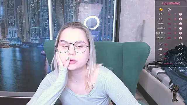 Snapshot of miray_kuriyama123 chatting on December 19, 5:50 pm miray kuriyama123 online show from December 19, 5:50 pm