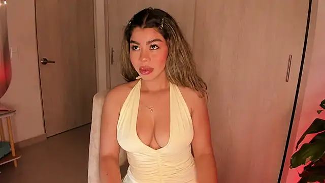 Snapshot of Melina_Ferrer1 chatting on June 25, 1:48 pm Melina Ferrer1 online show from June 25, 1:48 pm