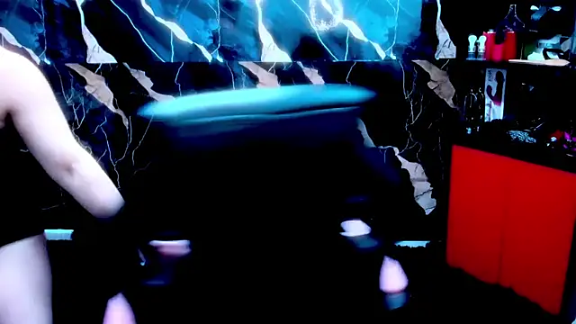 Snapshot of True_Bdsm chatting on November 18, 5:39 pm True Bdsm online show from November 18, 5:39 pm