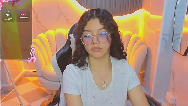 Snapshot of victoria_castillo_b chatting on November 7, 8:20 pm victoria castillo b online show from November 7, 8:20 pm