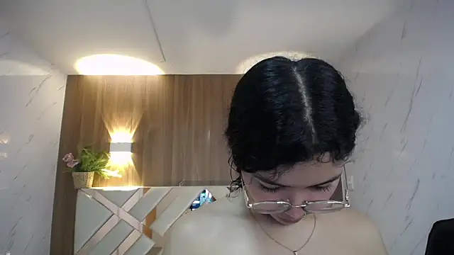 Snapshot of victoria_castillo_b chatting on November 19, 3:17 am victoria castillo b online show from November 19, 3:17 am