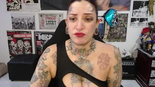 Snapshot of Rollyderolandia666 chatting on May 5, 8:17 pm Rollyderolandia666 online show from May 5, 8:17 pm
