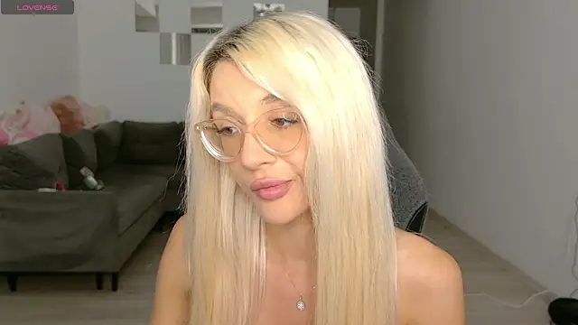 Snapshot of LovelyBianca chatting on June 8, 8:53 pm LovelyBianca online show from June 8, 8:53 pm