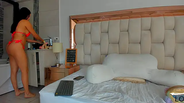 Snapshot of emilyparkerr01 chatting on February 5, 9:40 pm emilyparkerr01 online show from February 5, 9:40 pm