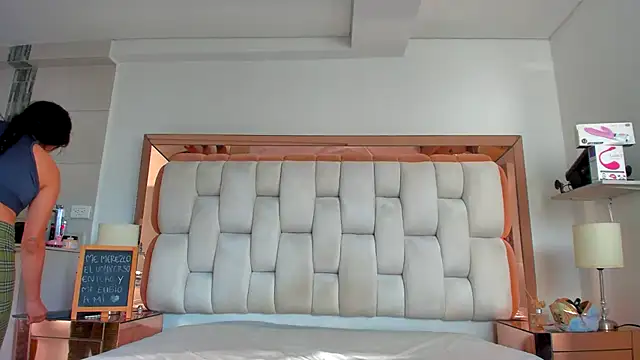 Snapshot of emilyparkerr01 chatting on February 20, 10:04 pm emilyparkerr01 online show from February 20, 10:04 pm