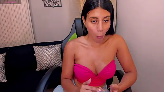 Snapshot of CharlotteCox_ chatting on October 30, 12:34 am CharlotteCox online show from October 30, 12:34 am