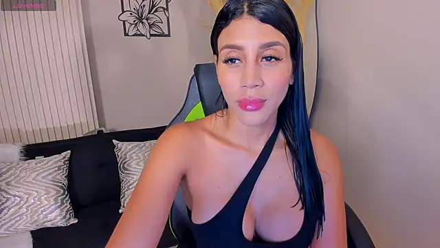 Snapshot of CharlotteCox_ chatting on November 3, 8:21 pm CharlotteCox online show from November 3, 8:21 pm