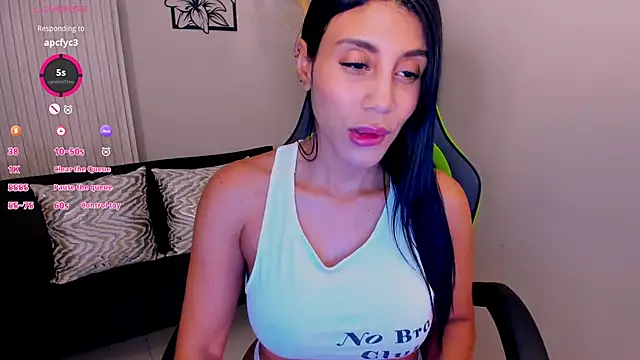 Snapshot of CharlotteCox_ chatting on December 15, 1:43 am CharlotteCox online show from December 15, 1:43 am