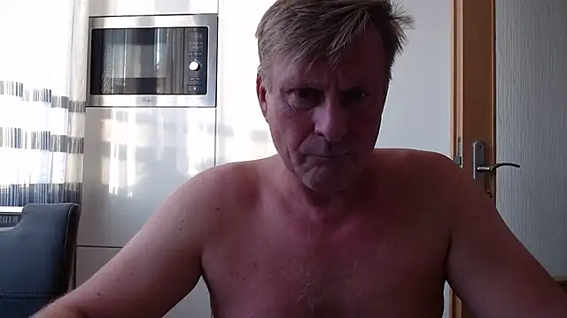 Snapshot of johnnym1 chatting on October 20, 3:23 pm johnnym1 online show from October 20, 3:23 pm