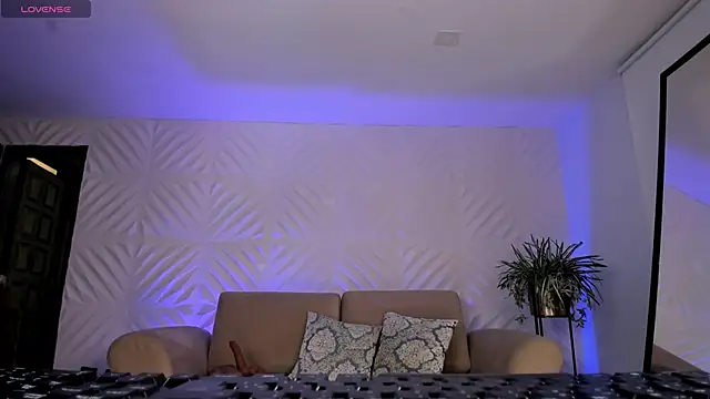 RoxanneHill  online show from February 19, 12:45 pm