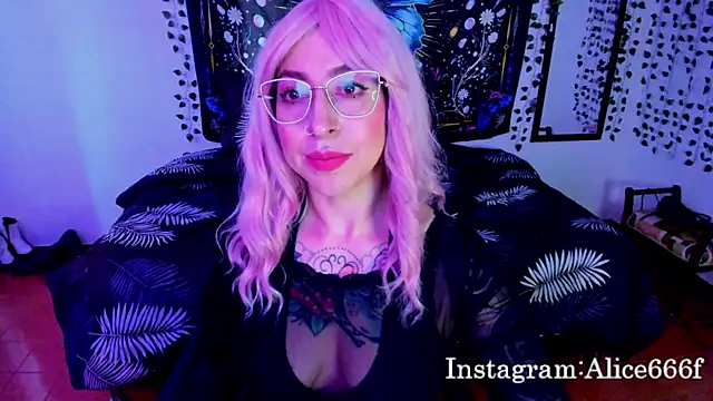 Snapshot of alice_666f chatting on September 29, 3:17 pm alice 666f online show from September 29, 3:17 pm