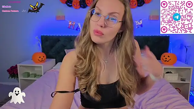 Snapshot of Kelly_Hardy chatting on October 31, 1:17 am Kelly Hardy online show from October 31, 1:17 am