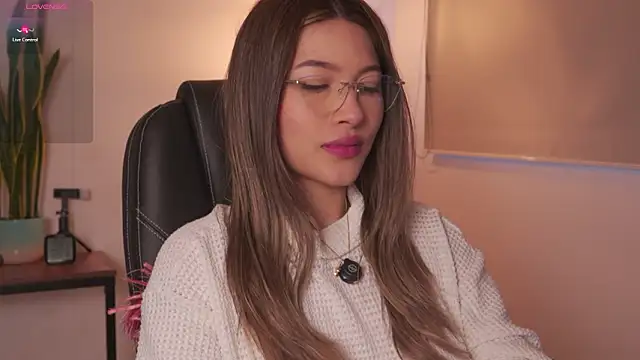 AyraSmith  online show from March 11, 1:17 pm